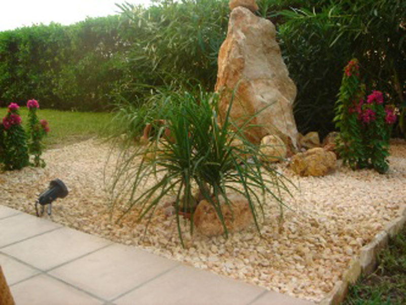 Natursteingarten mit gesetztem Findling und Kiesbeet – Handarbeit von Baleares Gartenbau